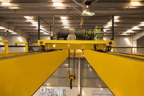 Atölyede ABB Motorlu 50Ton Avrupa Model Sarı Çift Kirişli EOT Vinç