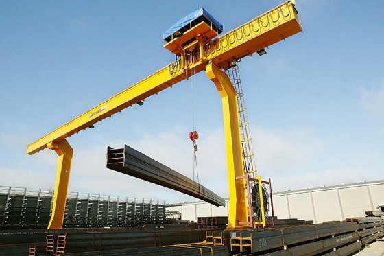 Elektrikle çalışan 10-75t çift bantlı Gantry vinci Kablosuz uzaktan kumanda ile pürüzsüz kaldırma