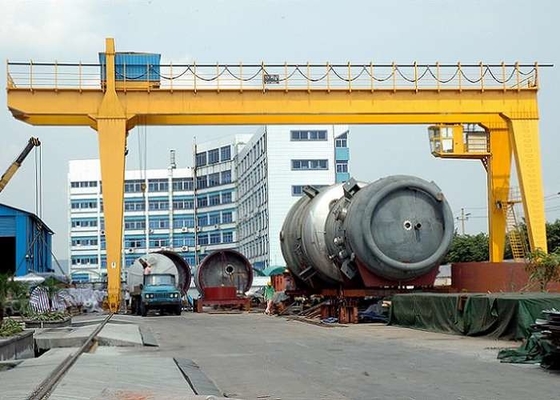 Elektrikle çalışan 10-75t çift bantlı Gantry vinci Kablosuz uzaktan kumanda ile pürüzsüz kaldırma
