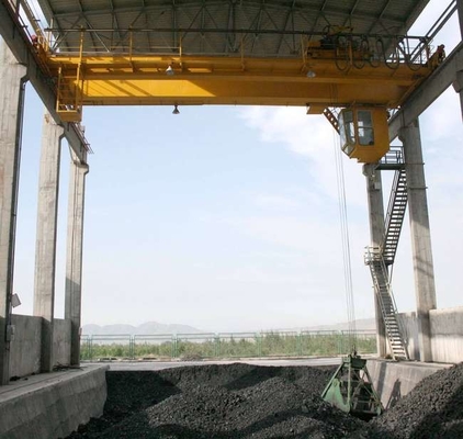 5t-75t kaldırma kapasitesi Çift bantlı yukarı vinç 6m-35m Uzunluk