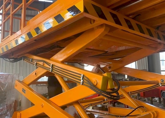 Düzensiz Zemin İçin OEM 3.98mx1.83m Platform 680kg Dizel Makaslı Kaldırma