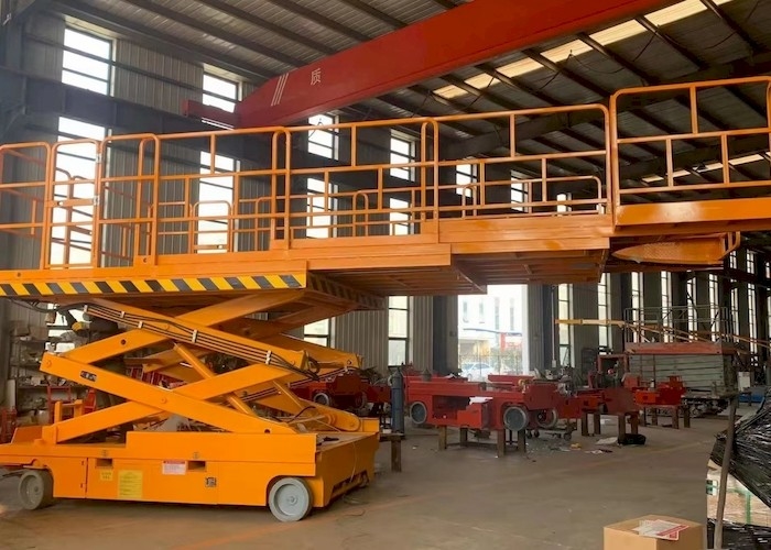 Düzensiz Zemin İçin OEM 3.98mx1.83m Platform 680kg Dizel Makaslı Kaldırma
